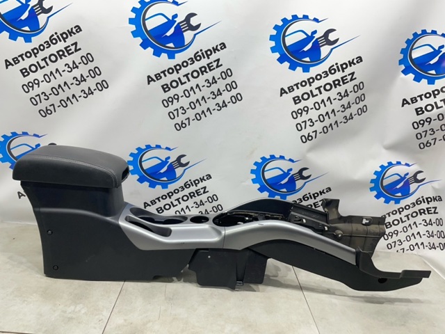 MITSUBISHI 8011A085XB Подлокотник центральной консоли в наличии Кривой Рог