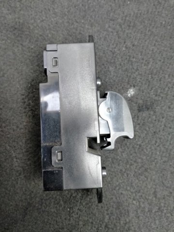 8608A099 MITSUBISHI Кнопочный блок управления стеклоподъемником передний правый купить в Ирпень