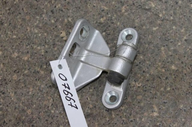 MERCEDES A2117300137 Петля двери задней левой в наличии Кривой Рог