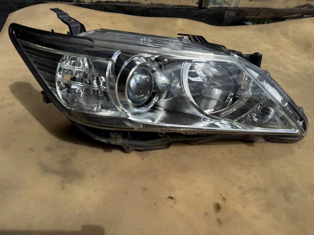 Правая блок фара 8113033841 TOYOTA