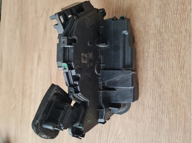 Замок передней пассажирской двери 5TB837016A VAG