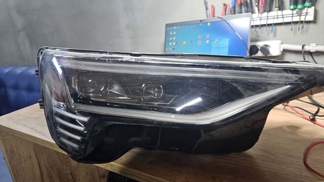 Вставка фары правой 4KE941036B VAG
