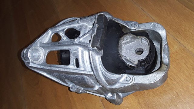 Подушка (опора) двигателя, левая Volkswagen Touareg 3