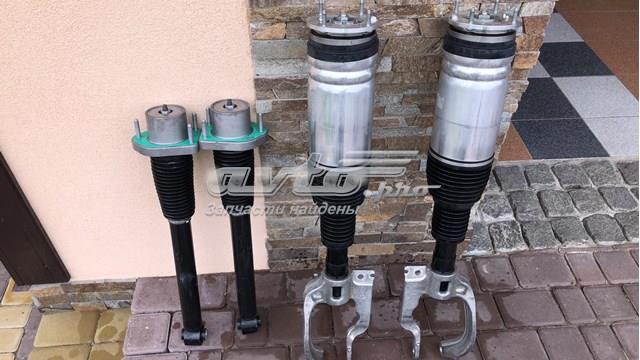Вилка нижняя амортизатора переднего, правая LR105282 LAND ROVER