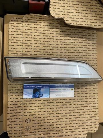 Поворотник правый 82151205 VOLVO