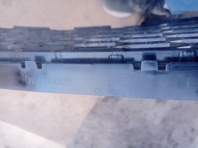 Решетка переднего бампера, центральная 51118069367 BMW