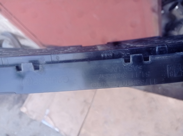 BMW 51118069367 Решетка бампера переднего центральная в наличии Украина