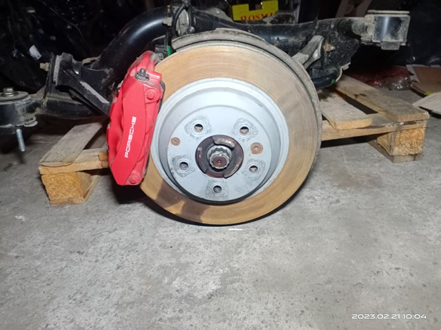 Задний левый суппорт 95835242361 PORSCHE