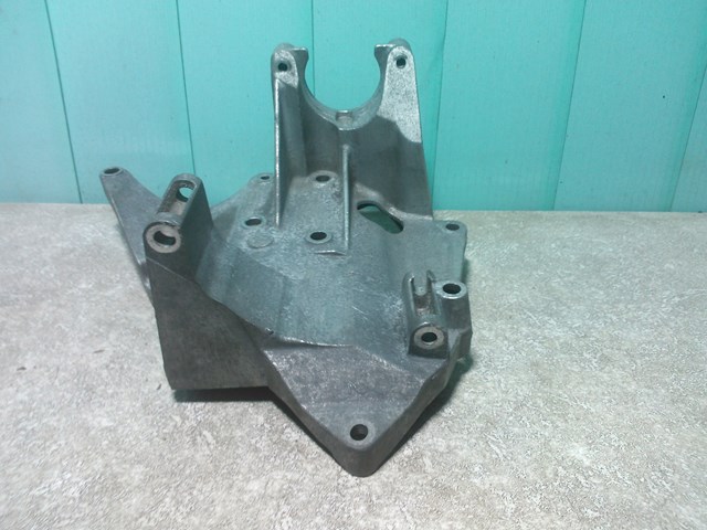 Кронштейн генератора 1358220 FORD