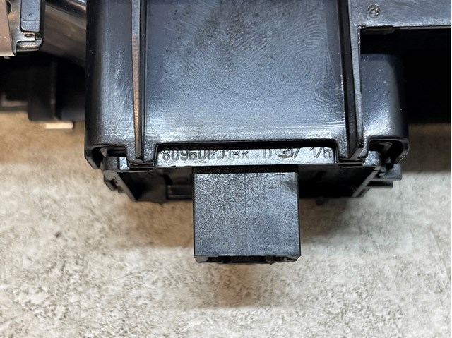 RENAULT 809600018R Кнопка включения мотора стеклоподъемника передняя правая в наличии Чернигов