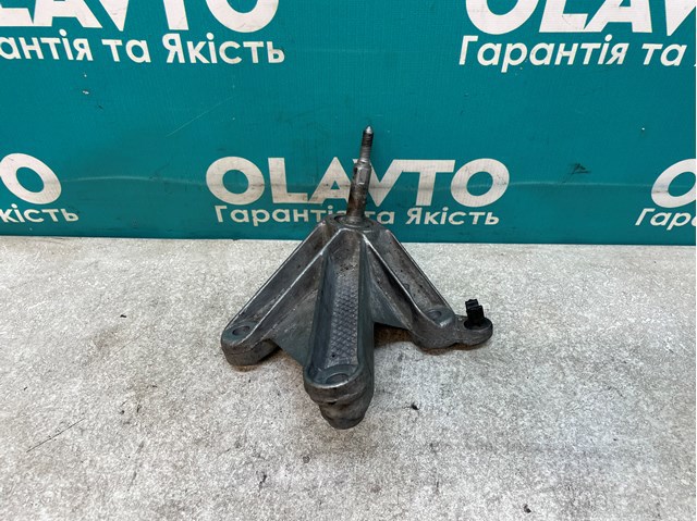Кронштейн подушки КПП 8200043084 RENAULT