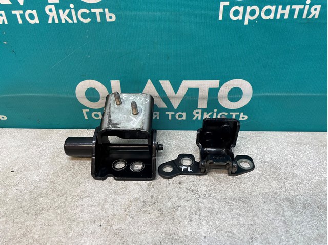 Петля задней двери, левой 8200416346 RENAULT