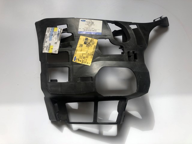 Кронштейн бампера переднего, правый 1377203 FORD