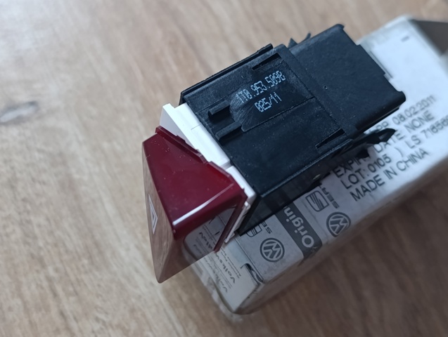 VAG 1T0953509B Кнопка аварийки в наличии Черновцы
