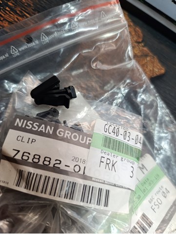 Пистон (клип) крепления подкрылка переднего крыла 768820M060 NISSAN
