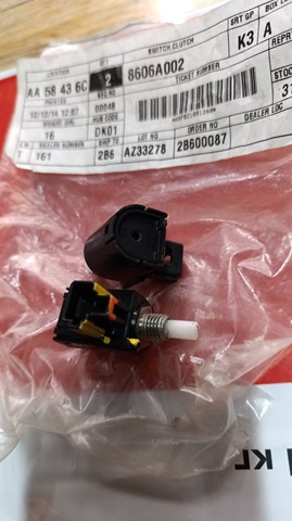 Датчик включения сцепления 8606A002 MITSUBISHI