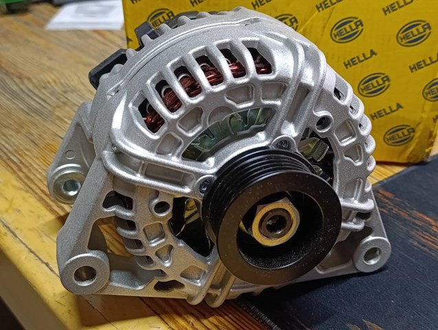 Генератор автомобильный 8EL012430411 HELLA