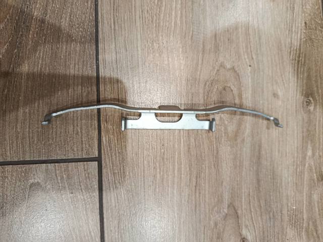 Комплект пружинок крепления дисковых колодок, передних A0004215891 MERCEDES