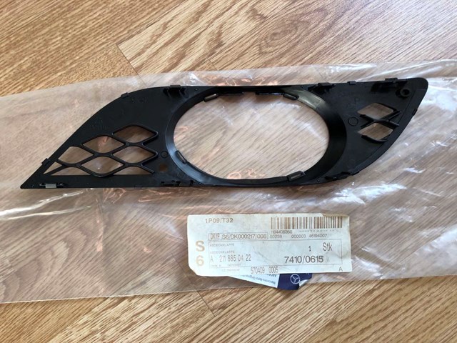 MERCEDES A2118850422 Заглушка (решетка) противотуманных фар бампера переднего правая в наличии Запорожье