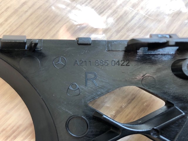 MERCEDES A2118850422 Заглушка (решетка) противотуманных фар бампера переднего правая в наличии Харьков