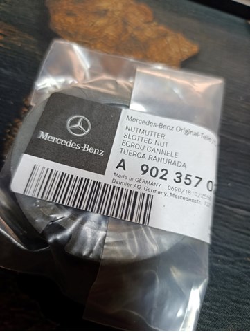 Гайка шестигранная ступицы A9023570226 MERCEDES