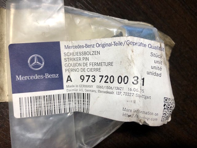 Фиксатор/петля (зацеп) замка двери передней A9737200031 MERCEDES