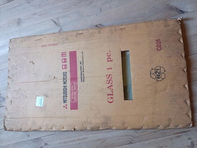 Стекло двери передней правой MN117598 MITSUBISHI