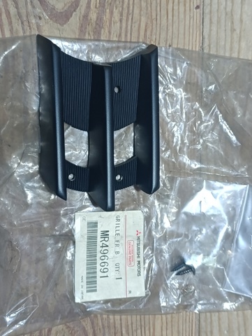 Заглушка ПТФ бампера переднего левая MR496691 MITSUBISHI