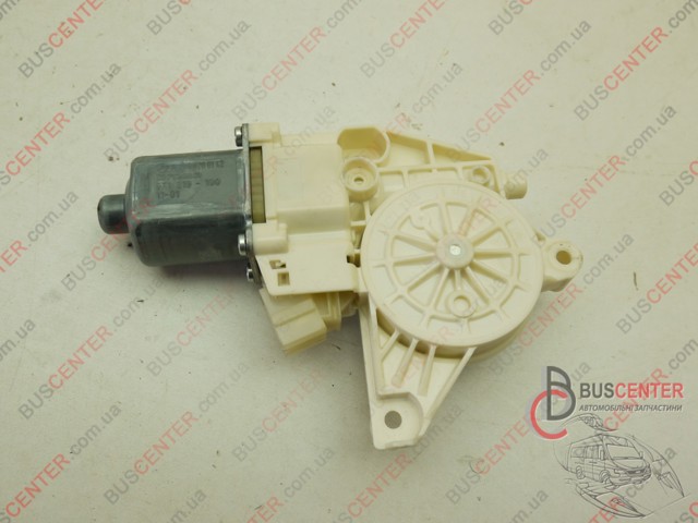 Мотор стеклоподъемника водительской двери A2048200142 MERCEDES