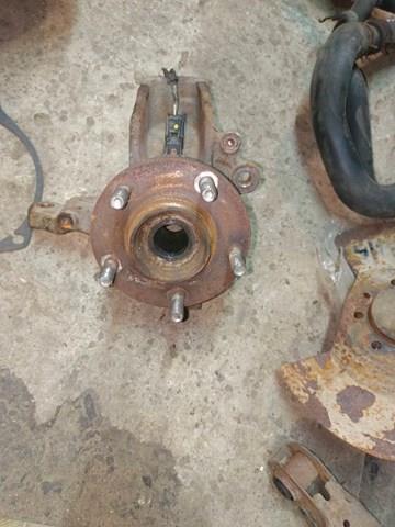 Кулак поворотный передний правый C23633021 MAZDA