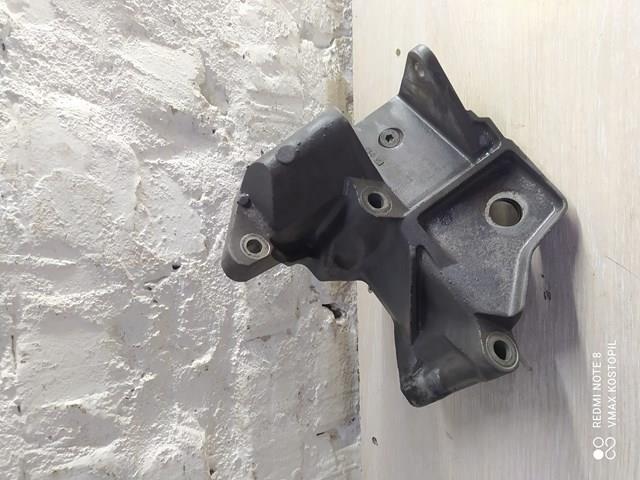 Кронштейн подушки (опоры) двигателя, правой 30793561 VOLVO
