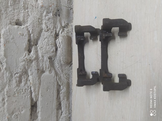 Скоба тормозного суппорта заднего Ford C-Max