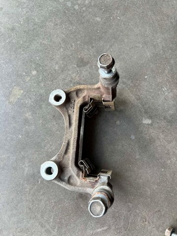 Скоба тормозного суппорта заднего KAY02629X MAZDA