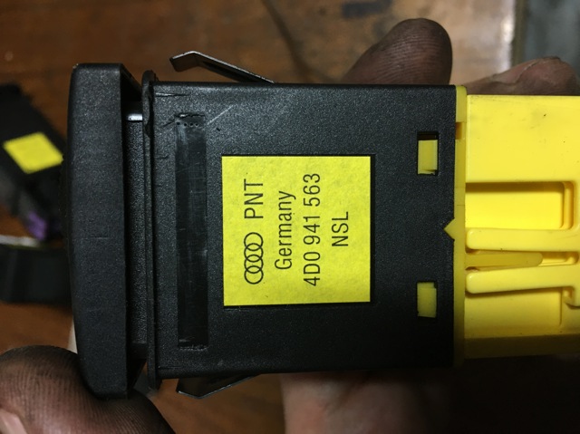 Кнопка включения противотуманных фар 4D0941563 VAG