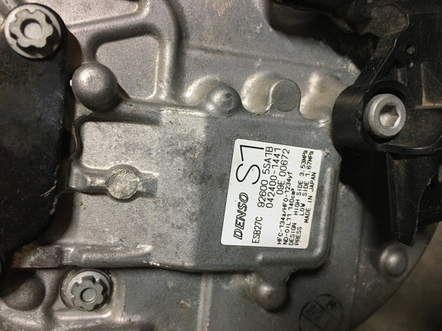 Компрессор кондиционера 926005SA1B NISSAN