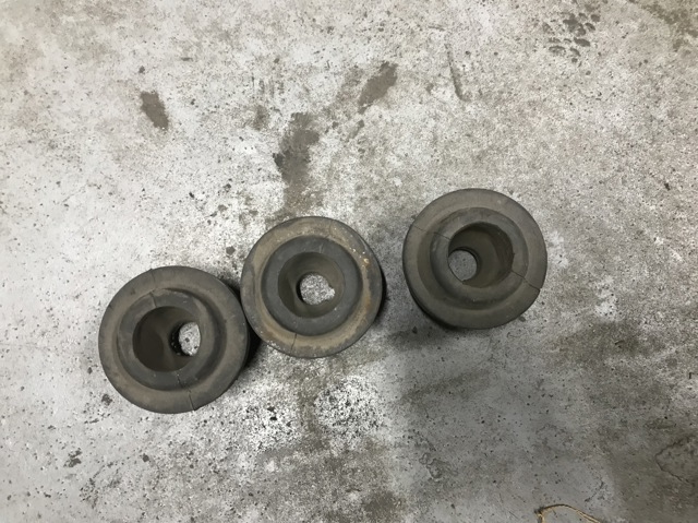 Подушка радиатора охлаждения, нижняя 98AB8125EC FORD