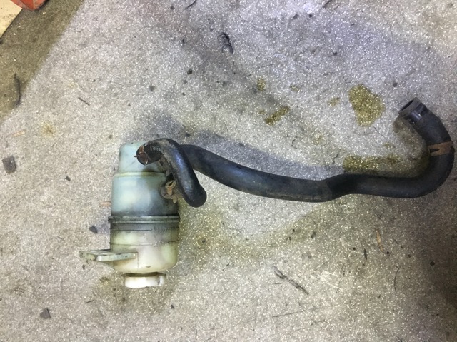 Бачок насоса гидроусилителя руля MR403657 MITSUBISHI