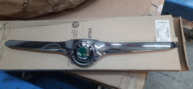 Планка капота 3T0853633 VAG