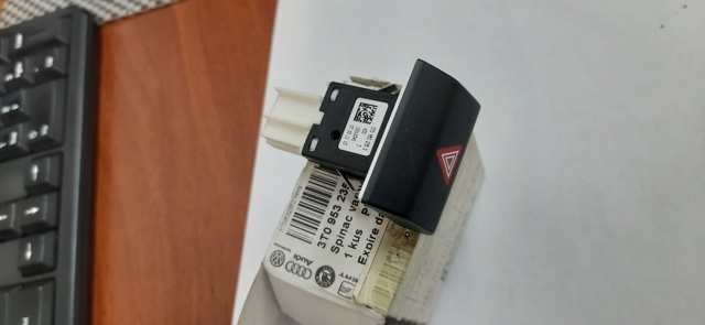 Кнопка включения аварийного сигнала 3T0953235DWHS VAG