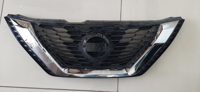 Решетка радиатора 62310HV22C NISSAN