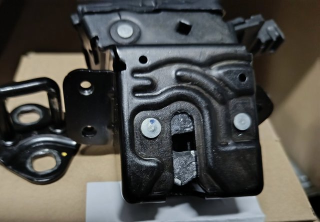 Замок крышки багажника KBB462310C MAZDA