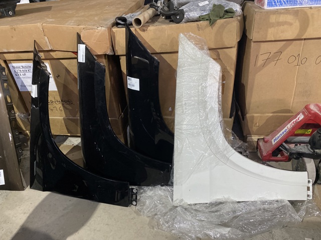 Переднее правое крыло A1668802800 MERCEDES