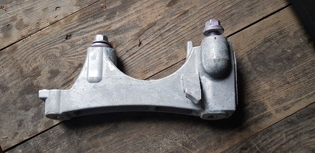 Кронштейн подушки (опоры) двигателя, правой 12341F0010 TOYOTA