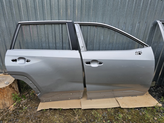 Пассажирская передняя дверь 6700142160 TOYOTA