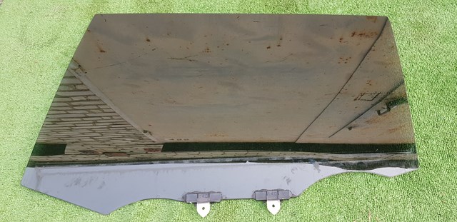 Стекло задней двери, левой 681040E090 TOYOTA