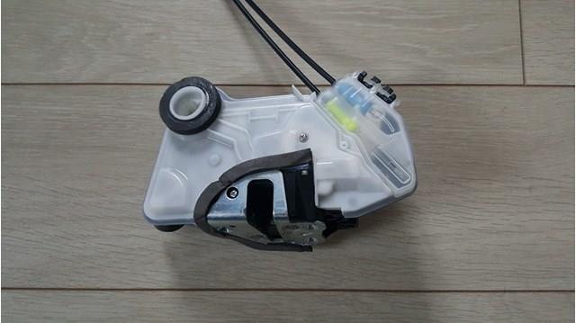 Замок двери водителя 6904053130 TOYOTA