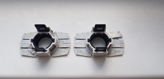 Кронштейн датчика парктроника, передний боковой 8934850130 TOYOTA