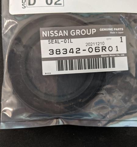 Сальник правой полуоси переднего моста 3834206R01 NISSAN