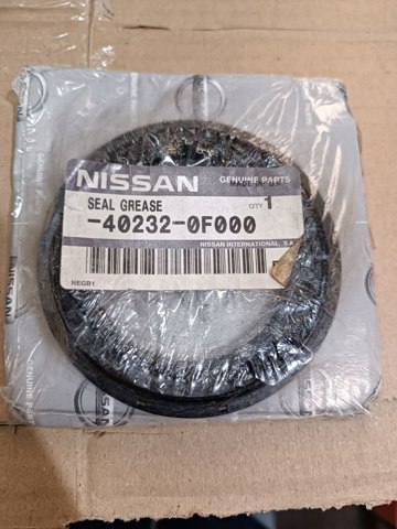 Сальник передней ступицы 402320F000 NISSAN