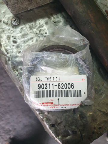 Сальник полуоси переднего моста правой 9031162006 TOYOTA